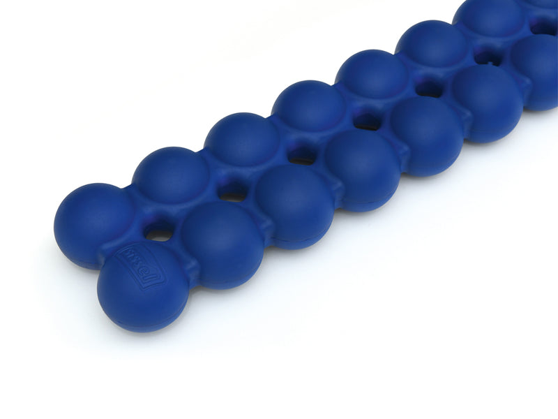 Mit dem SPINEFITTER by SISSEL können Verspannungen und Blockaden im Bereich des Nackens, der Wirbelsäule und der Schultern gelöst werden. Bereits mit einfachen Übungen auf dem SPINEFITTER werden neue Reize gesetzt. Auch die Balancefähigkeit kann gesteigert werden. Besonders sinnvoll ist die Anwendung in der Therapie (Physio oder Reha), im Pilates-Studio oder auch zuhause. 2