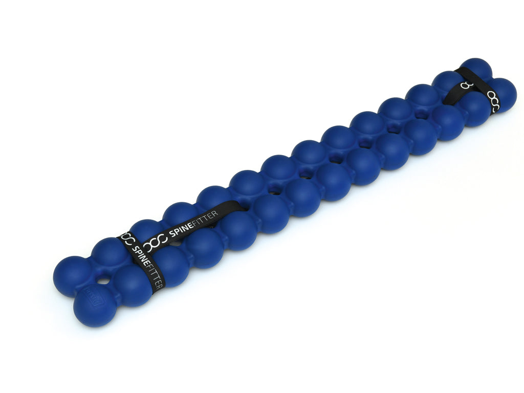Mit dem SPINEFITTER by SISSEL können Verspannungen und Blockaden im Bereich des Nackens, der Wirbelsäule und der Schultern gelöst werden. Bereits mit einfachen Übungen auf dem SPINEFITTER werden neue Reize gesetzt. Auch die Balancefähigkeit kann gesteigert werden. Besonders sinnvoll ist die Anwendung in der Therapie (Physio oder Reha), im Pilates-Studio oder auch zuhause. 3