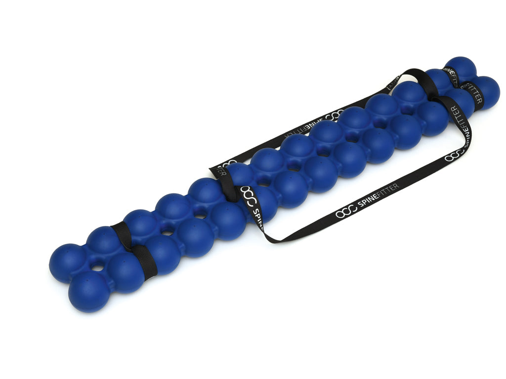 Mit dem SPINEFITTER by SISSEL können Verspannungen und Blockaden im Bereich des Nackens, der Wirbelsäule und der Schultern gelöst werden. Bereits mit einfachen Übungen auf dem SPINEFITTER werden neue Reize gesetzt. Auch die Balancefähigkeit kann gesteigert werden. Besonders sinnvoll ist die Anwendung in der Therapie (Physio oder Reha), im Pilates-Studio oder auch zuhause. 4