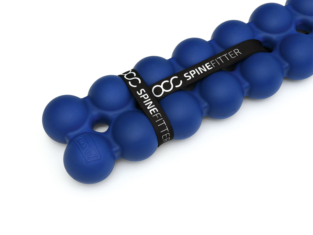 Mit dem SPINEFITTER by SISSEL können Verspannungen und Blockaden im Bereich des Nackens, der Wirbelsäule und der Schultern gelöst werden. Bereits mit einfachen Übungen auf dem SPINEFITTER werden neue Reize gesetzt. Auch die Balancefähigkeit kann gesteigert werden. Besonders sinnvoll ist die Anwendung in der Therapie (Physio oder Reha), im Pilates-Studio oder auch zuhause. 5