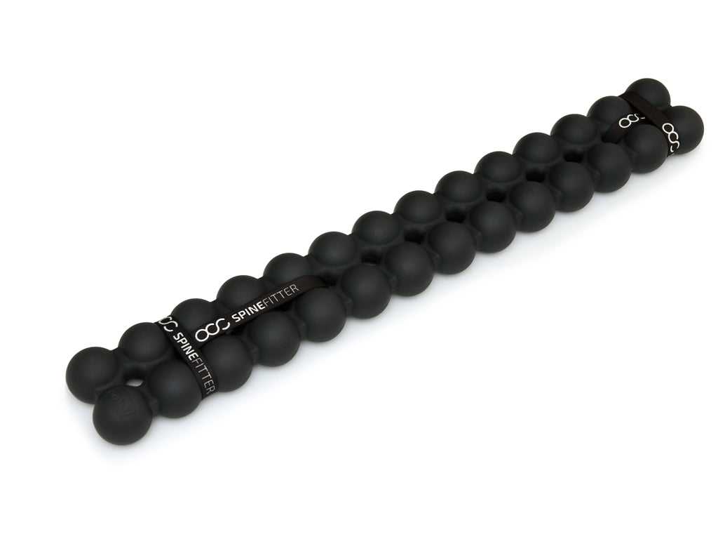 Mit dem SPINEFITTER by SISSEL können Verspannungen und Blockaden im Bereich des Nackens, der Wirbelsäule und der Schultern gelöst werden. Bereits mit einfachen Übungen auf dem SPINEFITTER werden neue Reize gesetzt. Auch die Balancefähigkeit kann gesteigert werden. Besonders sinnvoll ist die Anwendung in der Therapie (Physio oder Reha), im Pilates-Studio oder auch zuhause. 7