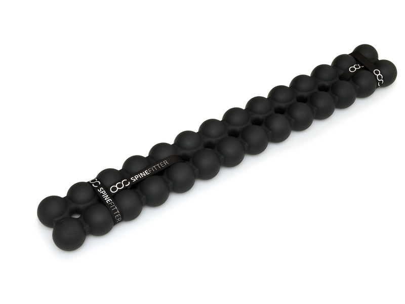 Mit dem SPINEFITTER by SISSEL können Verspannungen und Blockaden im Bereich des Nackens, der Wirbelsäule und der Schultern gelöst werden. Bereits mit einfachen Übungen auf dem SPINEFITTER werden neue Reize gesetzt. Auch die Balancefähigkeit kann gesteigert werden. Besonders sinnvoll ist die Anwendung in der Therapie (Physio oder Reha), im Pilates-Studio oder auch zuhause. 7