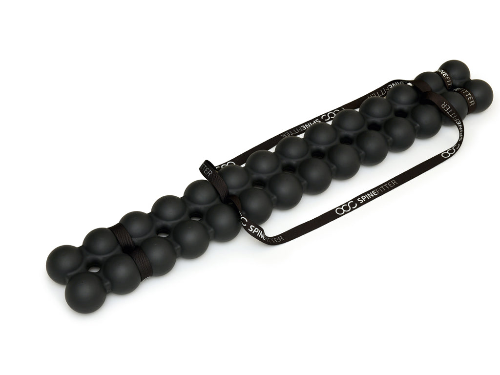 Mit dem SPINEFITTER by SISSEL können Verspannungen und Blockaden im Bereich des Nackens, der Wirbelsäule und der Schultern gelöst werden. Bereits mit einfachen Übungen auf dem SPINEFITTER werden neue Reize gesetzt. Auch die Balancefähigkeit kann gesteigert werden. Besonders sinnvoll ist die Anwendung in der Therapie (Physio oder Reha), im Pilates-Studio oder auch zuhause. 8