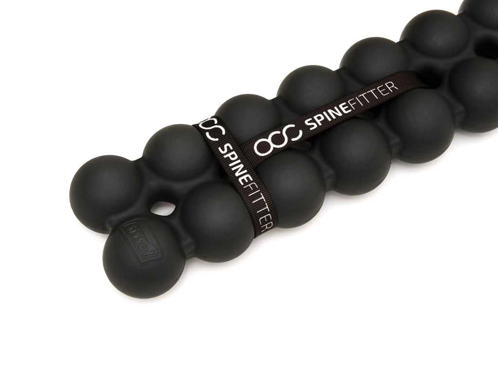 Mit dem SPINEFITTER by SISSEL können Verspannungen und Blockaden im Bereich des Nackens, der Wirbelsäule und der Schultern gelöst werden. Bereits mit einfachen Übungen auf dem SPINEFITTER werden neue Reize gesetzt. Auch die Balancefähigkeit kann gesteigert werden. Besonders sinnvoll ist die Anwendung in der Therapie (Physio oder Reha), im Pilates-Studio oder auch zuhause. 9
