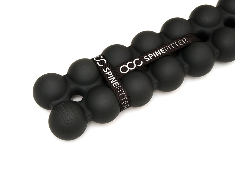 Mit dem SPINEFITTER by SISSEL können Verspannungen und Blockaden im Bereich des Nackens, der Wirbelsäule und der Schultern gelöst werden. Bereits mit einfachen Übungen auf dem SPINEFITTER werden neue Reize gesetzt. Auch die Balancefähigkeit kann gesteigert werden. Besonders sinnvoll ist die Anwendung in der Therapie (Physio oder Reha), im Pilates-Studio oder auch zuhause. 9