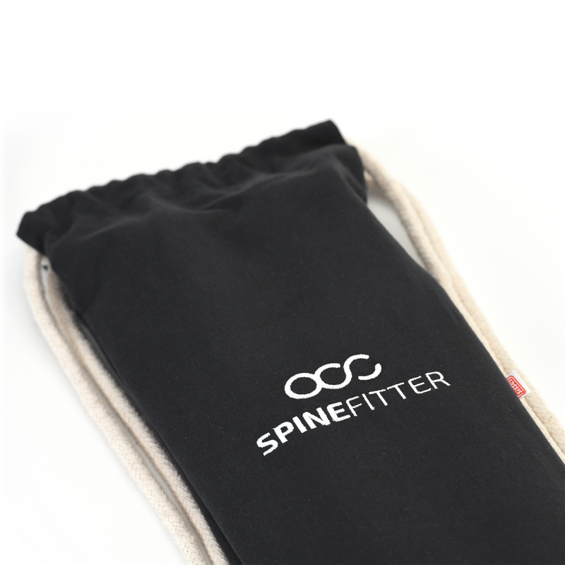 Der SPINEFITTER by SISSEL Backpack eignet sich optimal, um das Multitool zu transportieren.  Mit dem SPINEFITTER by SISSEL können Verspannungen und Blockaden im Bereich des Nackens, der Wirbelsäule und der Schultern gelöst werden. Bereits mit einfachen Übungen auf dem SPINEFITTER werden neue Reize gesetzt. Auch die Balancefähigkeit kann gesteigert werden. Besonders sinnvoll ist die Anwendung in der Therapie (Physio oder Reha), im Pilates-Studio oder auch zuhause. 3