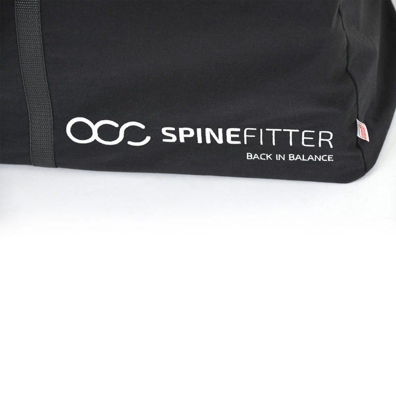 Die Coachbag ist gefüllt mit 10 SPINEFITTER by SISSEL. So können Sie Ihren Sportkurs mitnehmen und beispielsweise draußen in der Natur durchführen, oder im Stusio einfach den Raum wechseln. Für das Gruppentraining eignet sich der SPINEFITTER. Mit dem SPINEFITTER by SISSEL können Verspannungen und Blockaden im Bereich des Nackens, der Wirbelsäule und der Schultern gelöst werden. 2